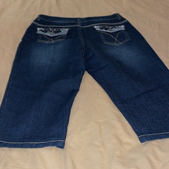 NWT denim  stretch capris with distressed front side pockets - Picture 4 of 6